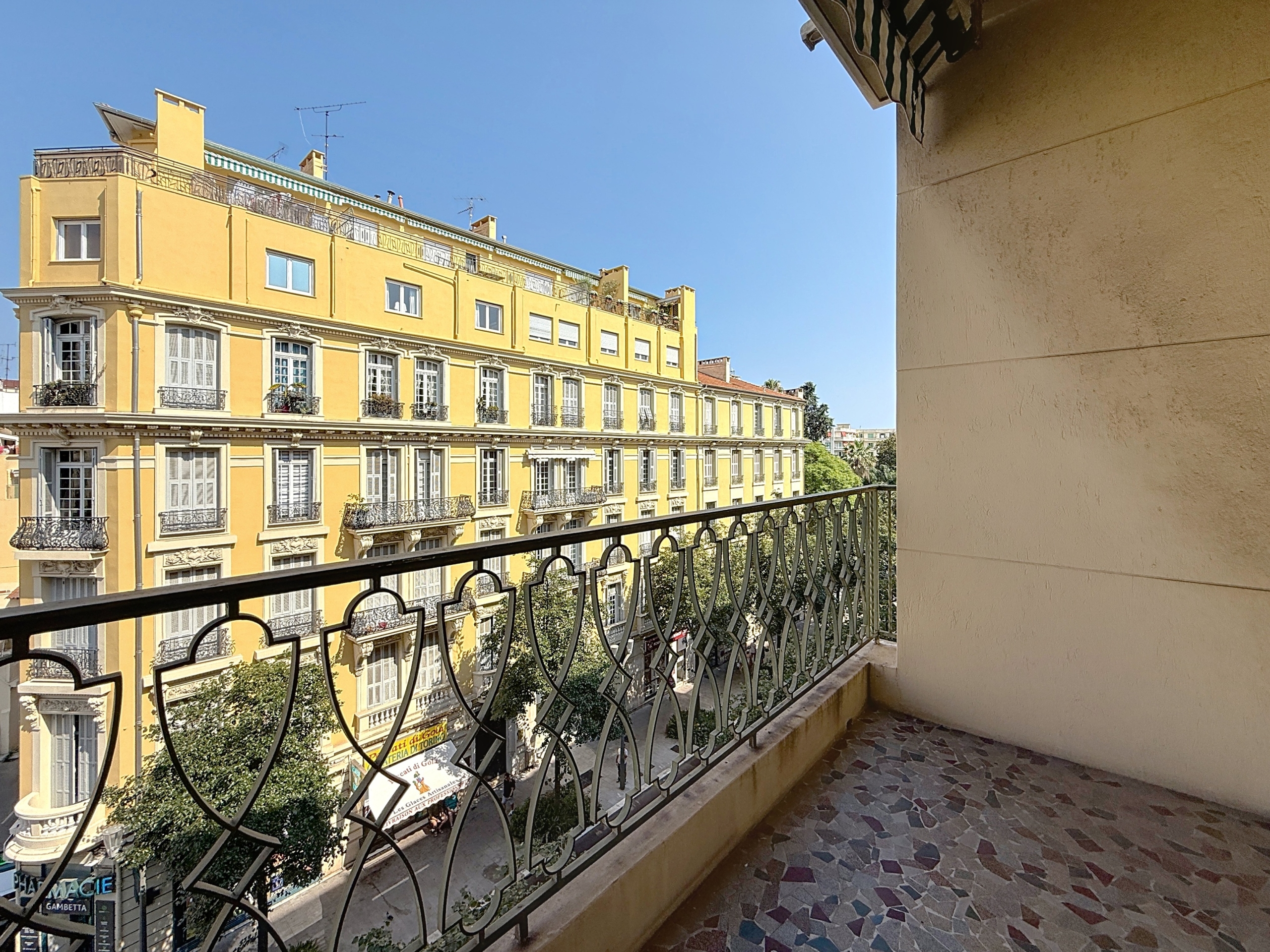 Nice Gambetta appartement traversant