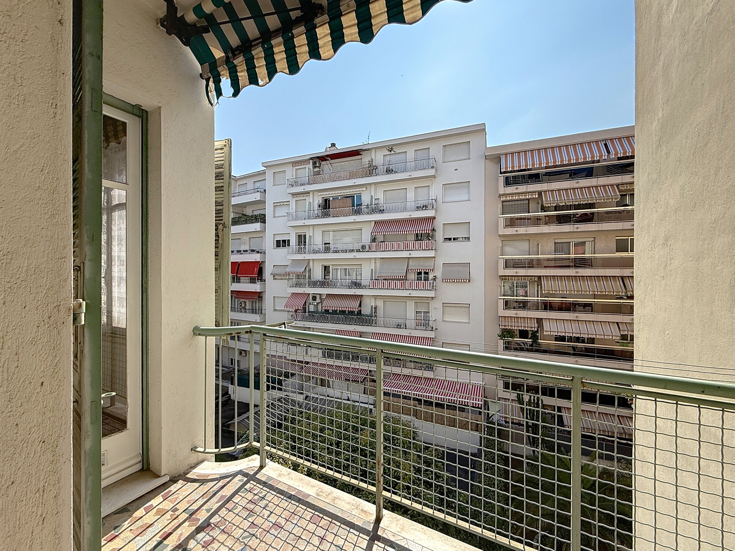 Nice Gambetta appartement traversant