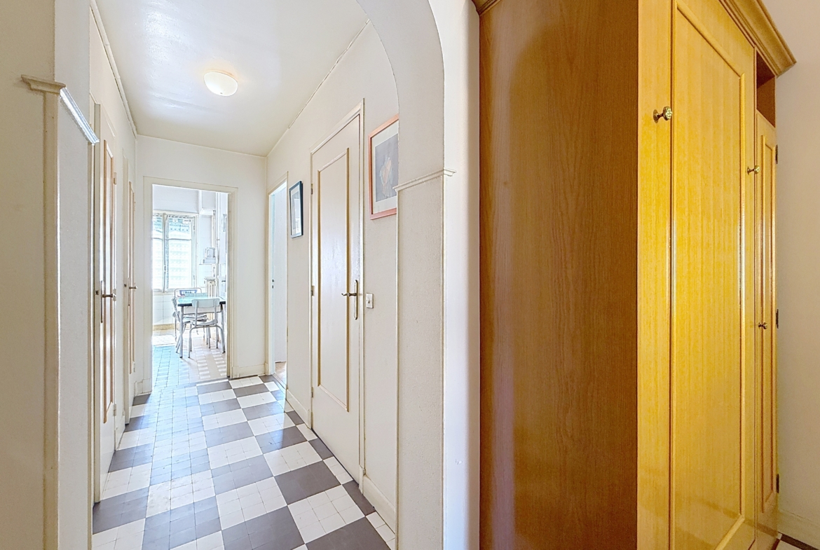 Nice Gambetta appartement traversant