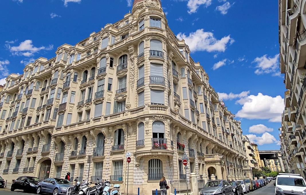 Découvrez le charme de l'avenue Shakespeare à Nice, entre le quartier des Fleurs et la voie ferrée