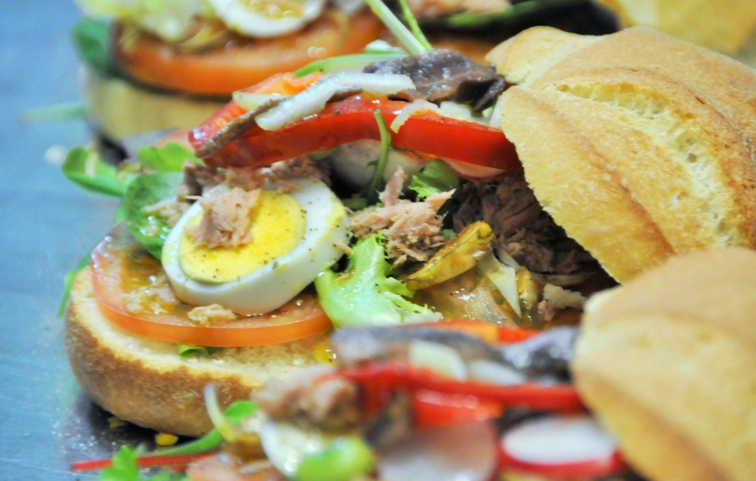 Le Pan Bagnat spécialité de la gastronomie niçoise