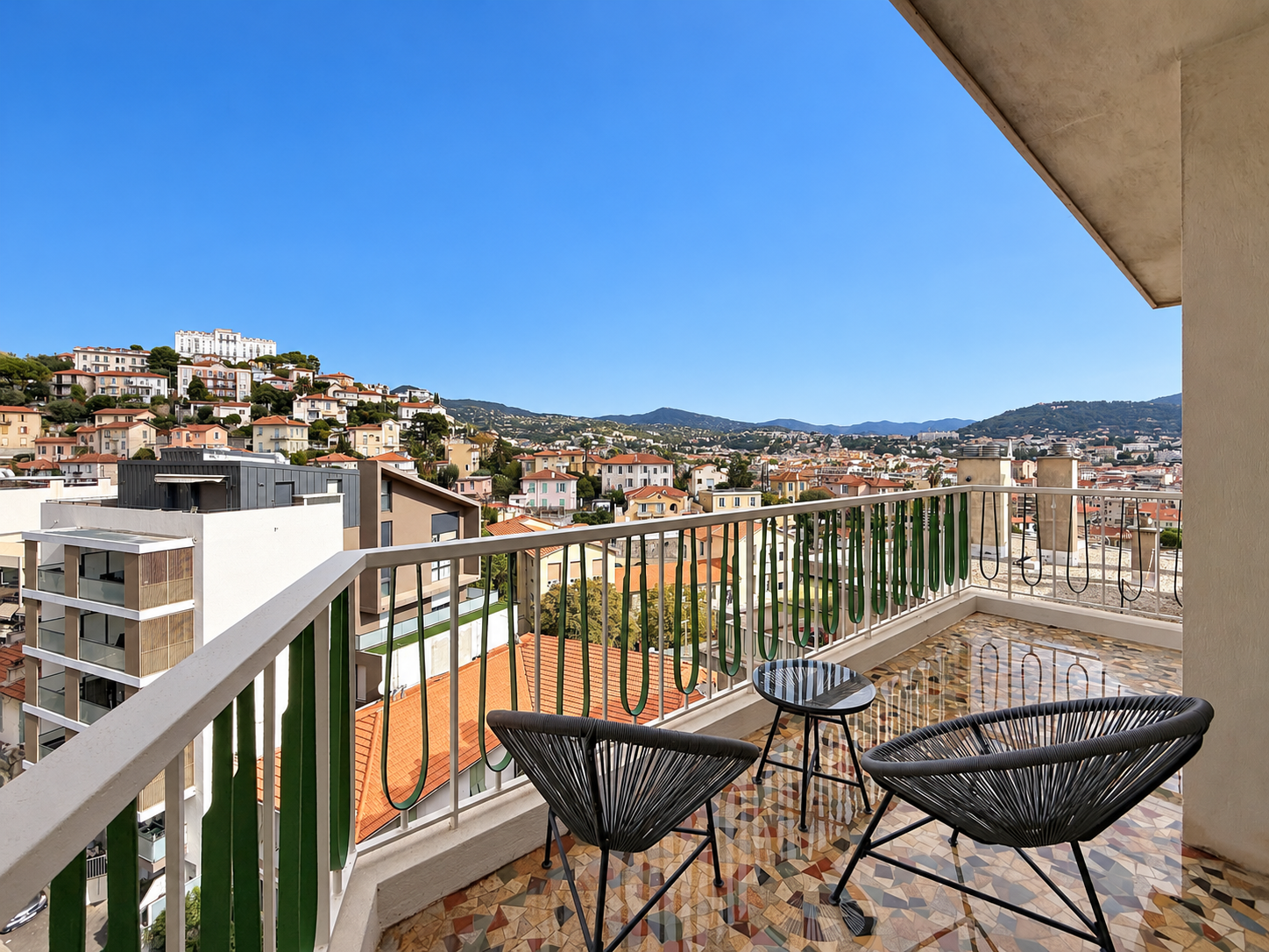 Balcon sous ciel azur