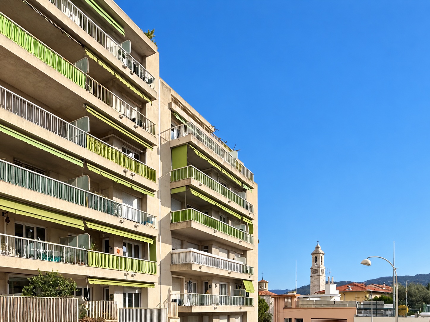 Façades sous ciel azur