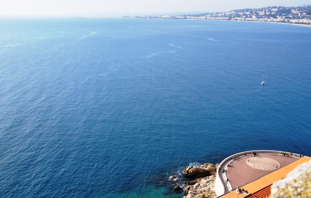 Vue sur la Baie des Anges depuis la colline du Château de Nice
