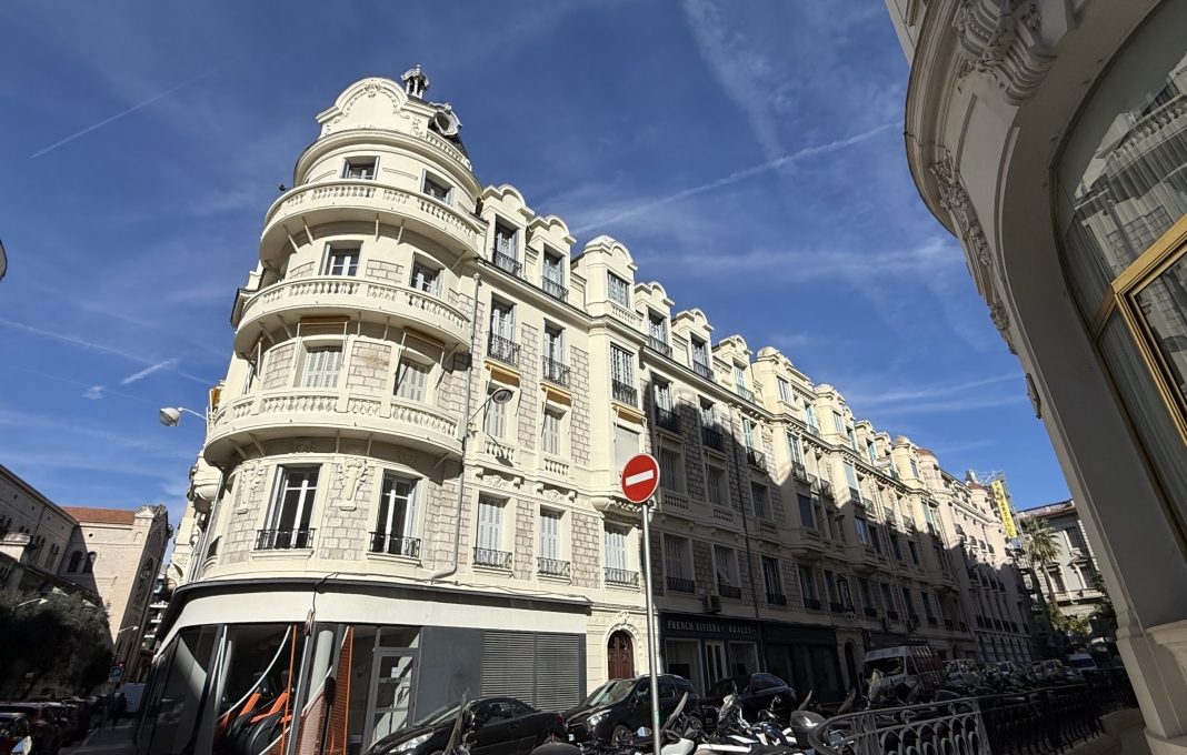 La Rue du Commandant Berretta à Nice, derrière l'hôtel Negresco